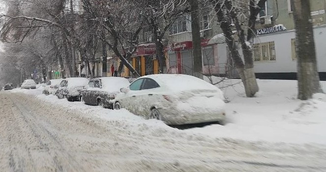 В Саратове автовладельцев призывают не оставлять машины на проезжей части